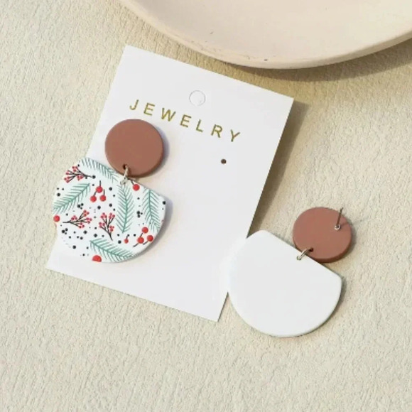 FREE💗With Purchase💗Holly Branch Print Holiday Christmas Earrings - Resin - NEW - Picture 3 of 4